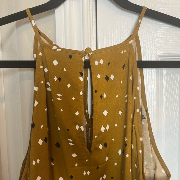 NWT Torrid sleeveless tank with key hole and tie - Picture 8 of 10